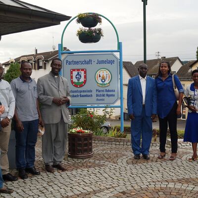 Bild vergrößern: Ruandische Delegation vor dem Rathaus