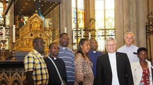 Bild vergrößern: Ruandische Delegation im Kölner Dom