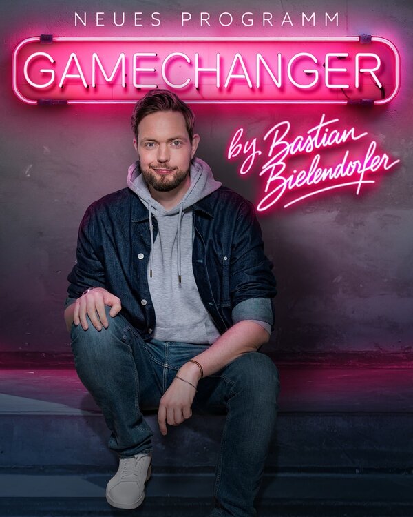 Bild vergr&ouml;&szlig;ern: Bastian_Bielendorfer_1080x1350_(c) Foto_Sebastian Z Wolff_Artwork Astrid Schmitz